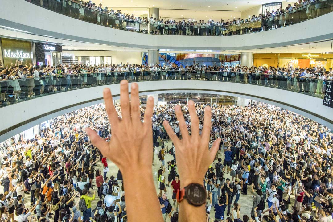 2019年9月12日，大批市民在全港不同商场，自发组织合唱被称为“香港之歌”的反修例运动歌曲《愿荣光归香港》。