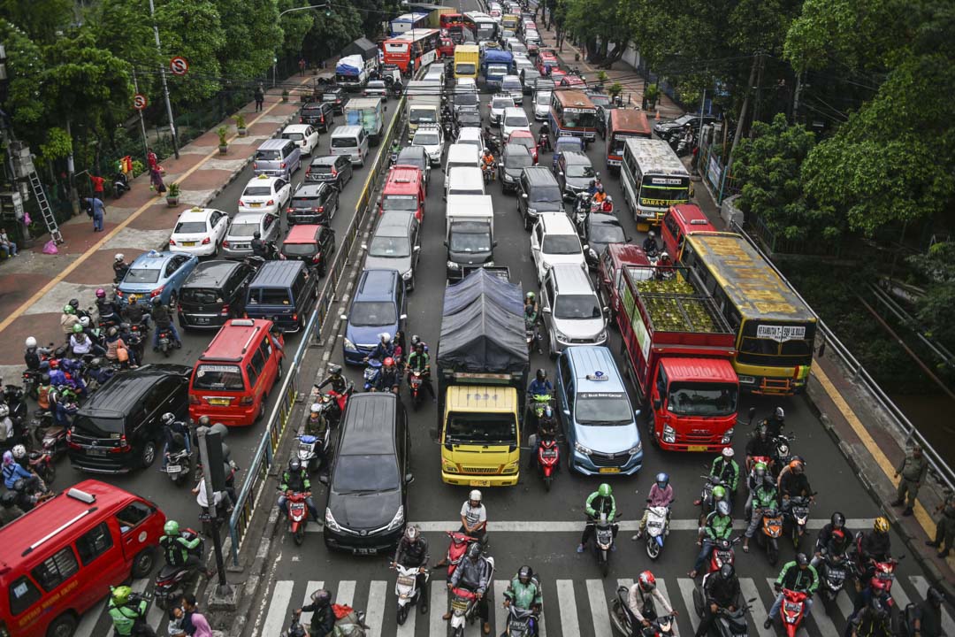 Gojek在印尼发家于坐拥3000万人口的“世界最堵车城市”雅加达。摩托车能够应付狭窄的空间，“藐视”交通规则，通过绕道避开高度拥挤的路段，比起轿车更显优势。