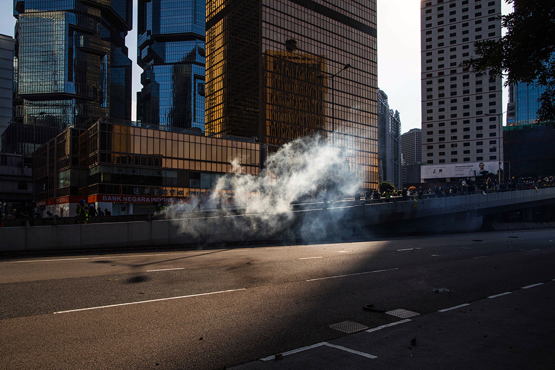 2019年8月5日，全港大罢工，警察在施放催泪弹驱赶示威者后，剩下一缕催泪烟。