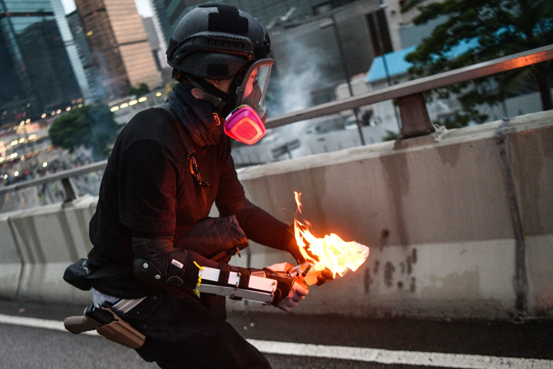 2019年8月31日，圖中示威者腰間配戴疑似佩槍，一度惹起是否有警察喬裝成示威者投擲燃燒彈的疑雲。