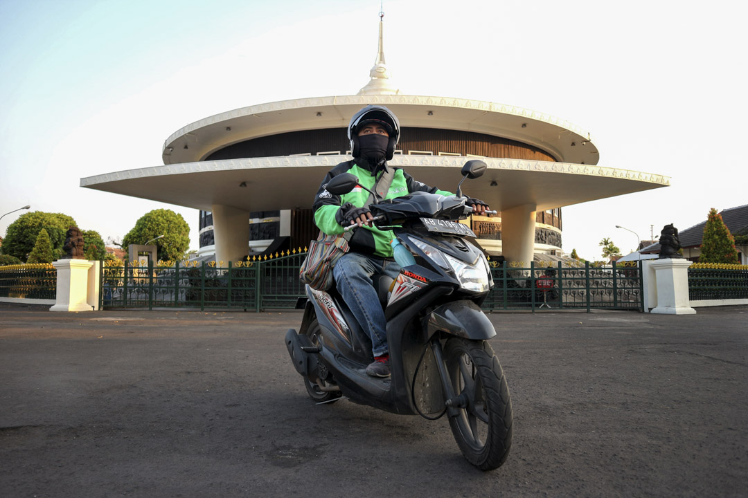 Mas Dolly 是一名藝術家，也是一名 Gojek 騎手。