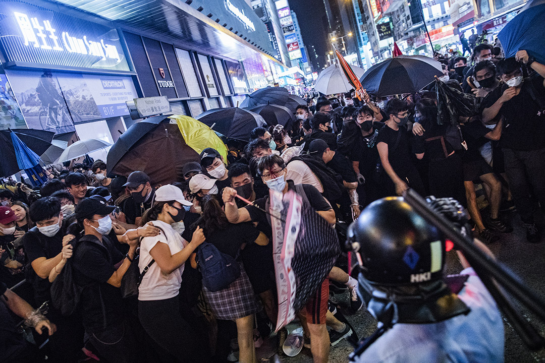 2019年7月7日，防暴警察于旺角使用警棍驱散弥敦道上的示威者。