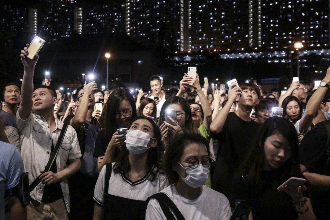 2019年9月10日，黃大仙廣場，市民一齊唱《願榮光歸香港》。