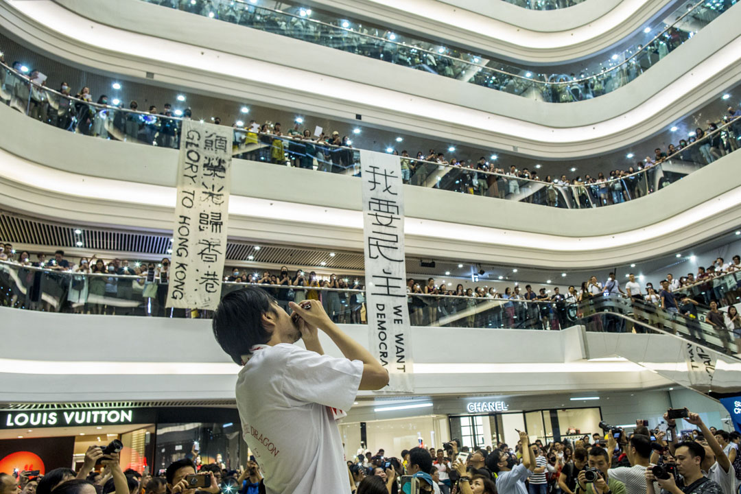 2019年9月12日，銅鑼灣時代廣場，數百市民高唱《願榮光歸香港》。