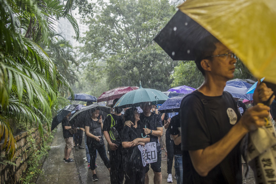 2019年8月17日，有教師發起「守護下一代，為良知發聲」的遊行，期間大雨滂沱，參加者身上貼上「我是香港教師」的貼紙，又手持「守護下一代 良知」、「憑老師守護」的標語。 