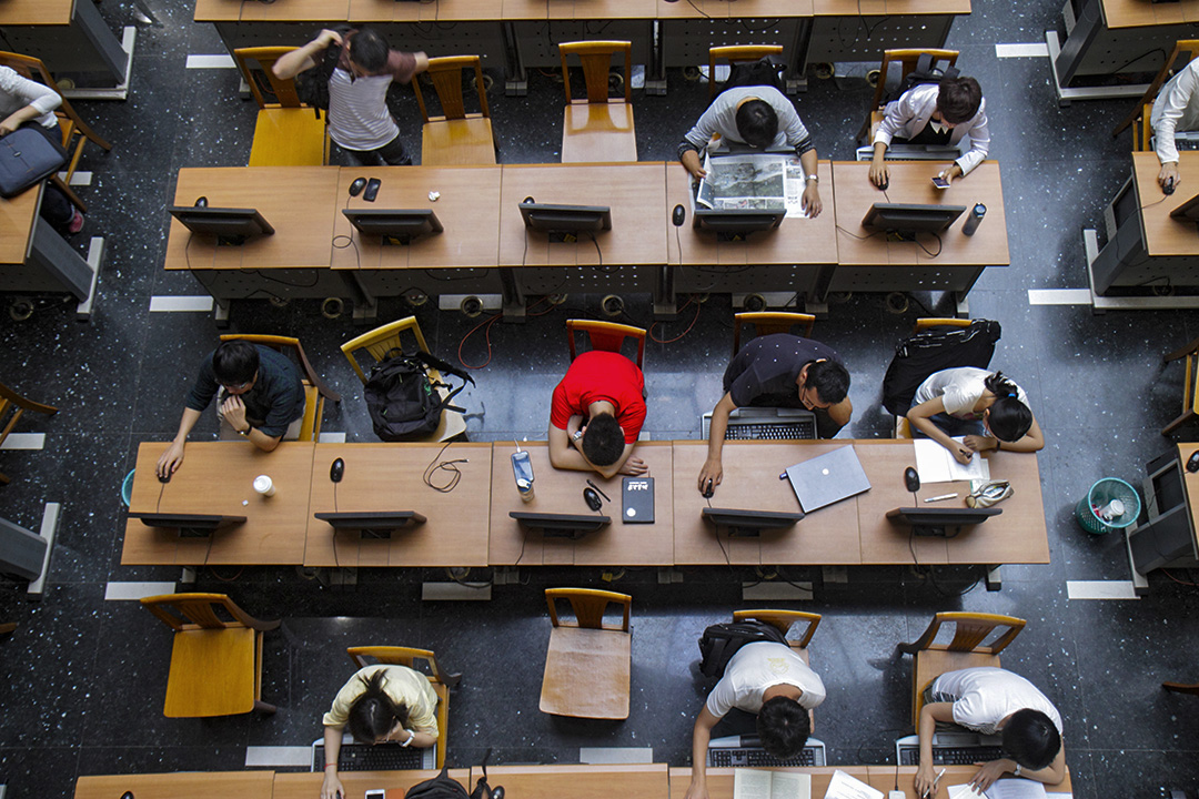 中国一所大学的图书馆内，学生在使用电脑。