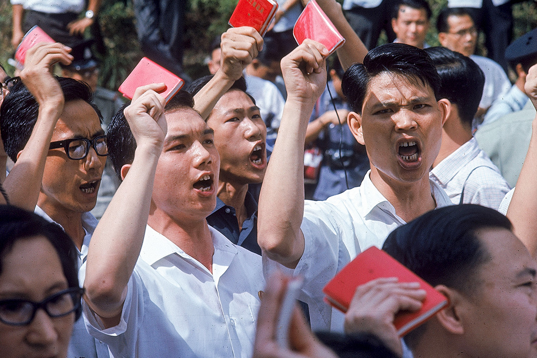 1967年5月17日，中国青年在香港示威，他们挥舞著毛泽东的毛语录。