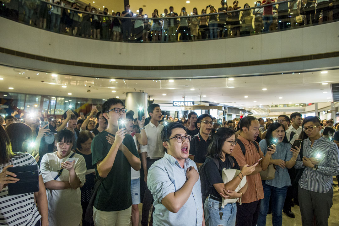 2019年9月12日，中環IFC商場，數百市民高唱《願榮光歸香港》。