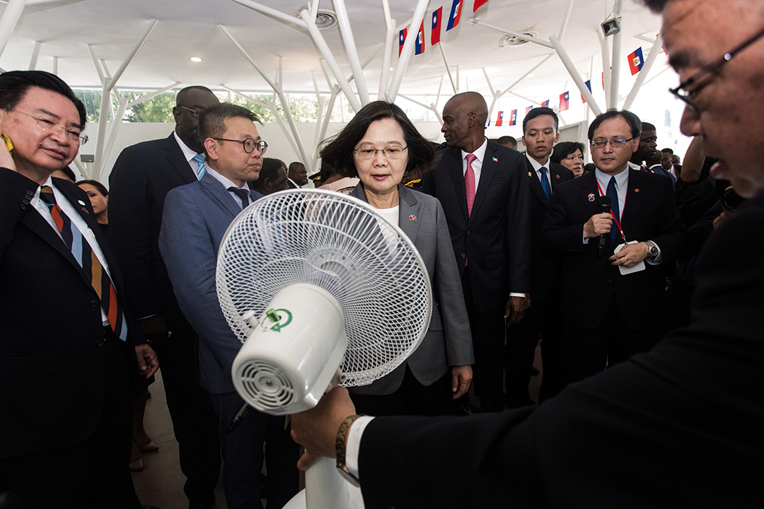 2019年7月13日，在太子港台灣博覽會的一位參展商向台灣總統蔡英文推薦了一個太陽能電風扇。