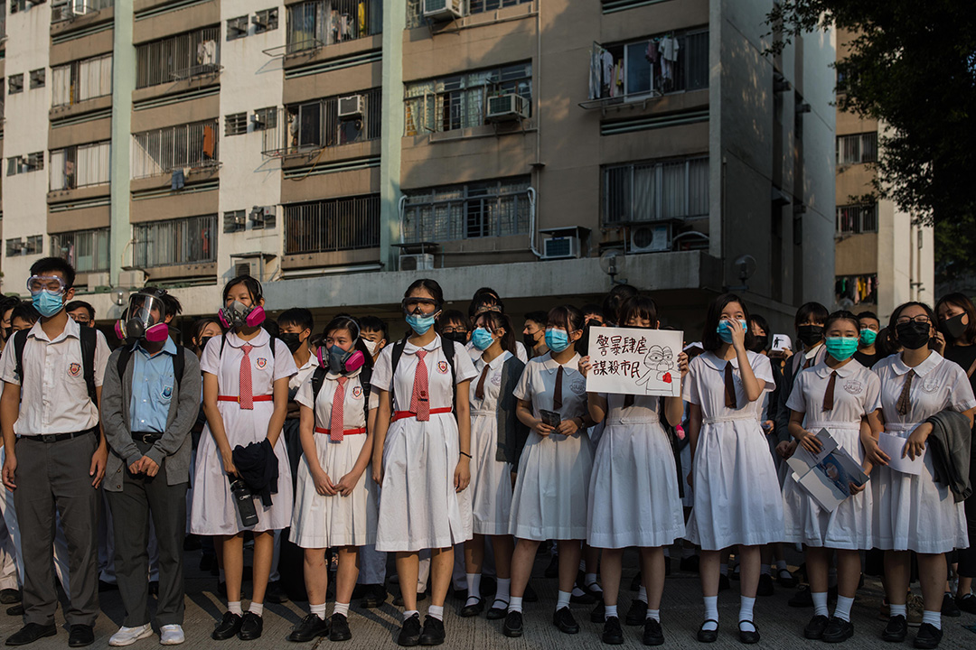 2019年10月2日，一班中学生在荃湾公立何传耀纪念中学外静坐示威，声援于十一时遭警方枪击的中五学生。