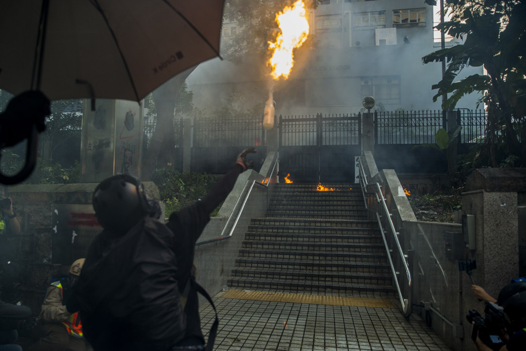 2019年10月20日，示威者向尖沙咀警署投掷气油弹。