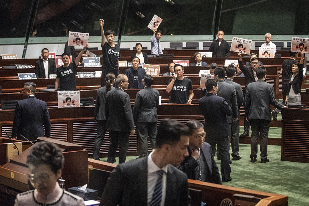 2019年10月16日，林郑月娥立法会宣读施政报告，泛民议员示威抗议。