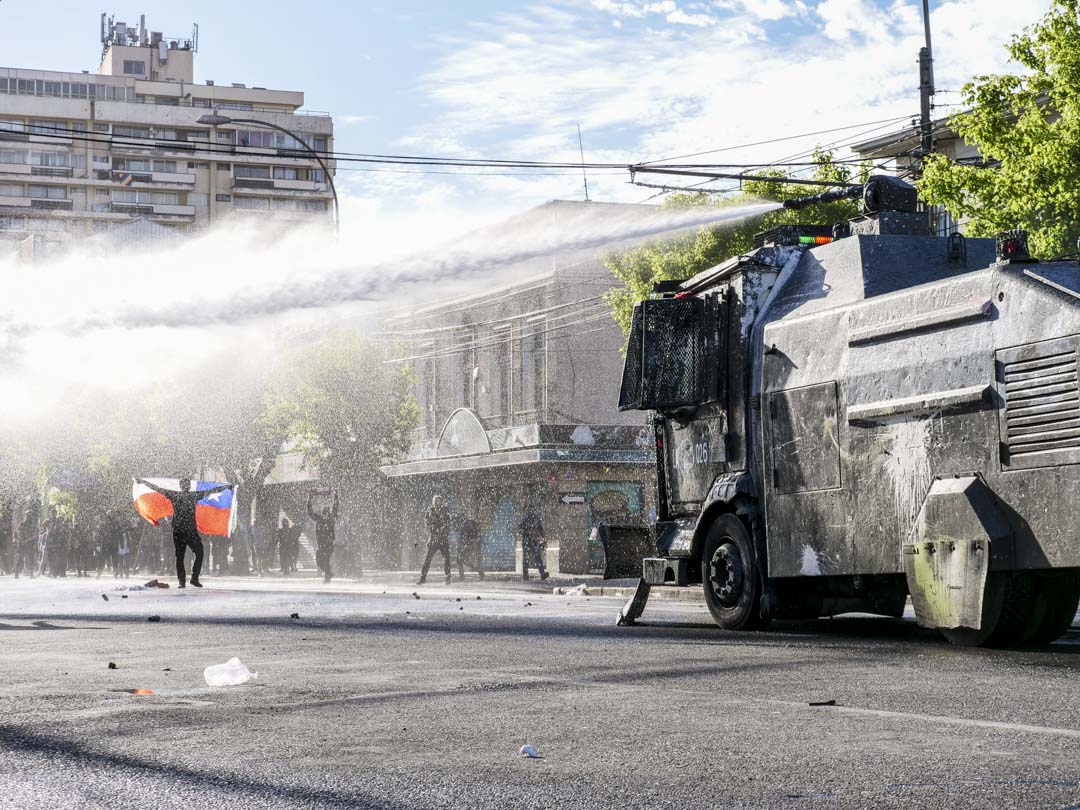 2019年10月26日，智利城市瓦尔帕莱索（Valparaiso），军警用水砲车试图驱散示威者。