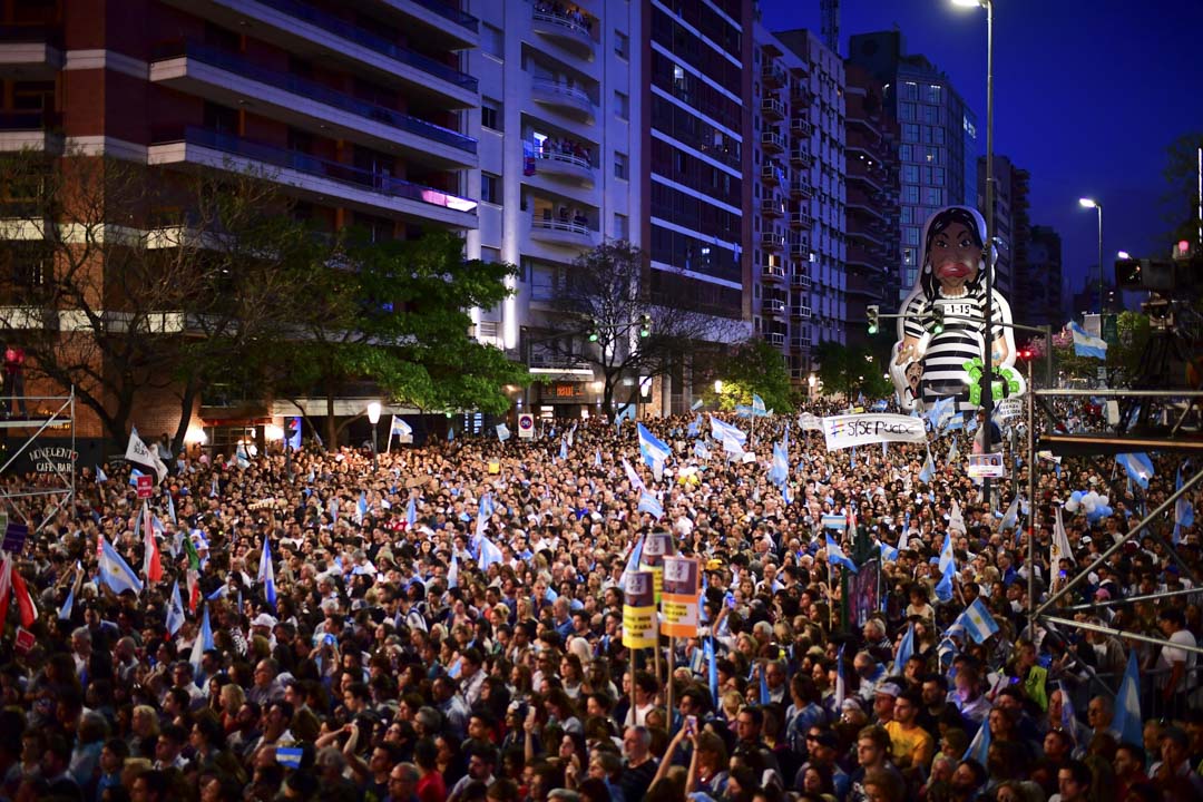 2019年10月24日，阿根廷总统马克里(Mauricio Macri)的支持者在游行期间举起前总统克里斯蒂娜(Cristina Fernandez de Kirchner)穿著囚犯衣的吹气玩偶。