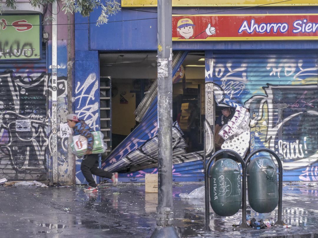 2019年10月25日，智利城市瓦尔帕莱索（Valparaiso）街头，有人洗劫一家商店。