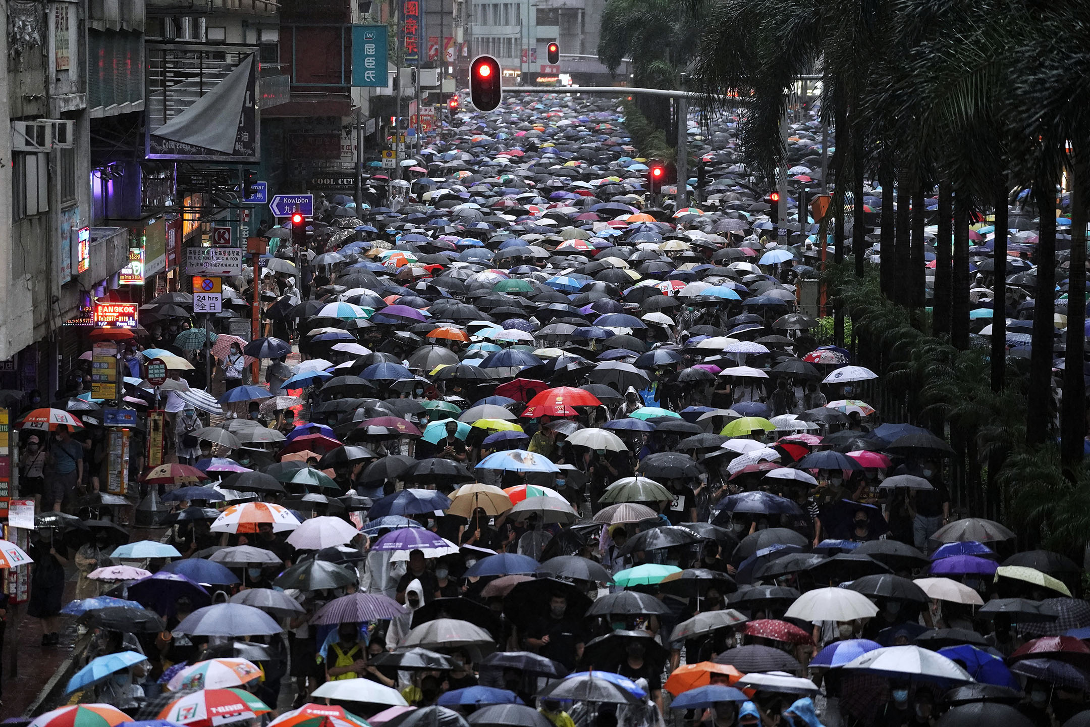 2019年10月6日，銅鑼灣，大雨，示威者撐傘遊行，抗議緊急法及禁蒙面法。