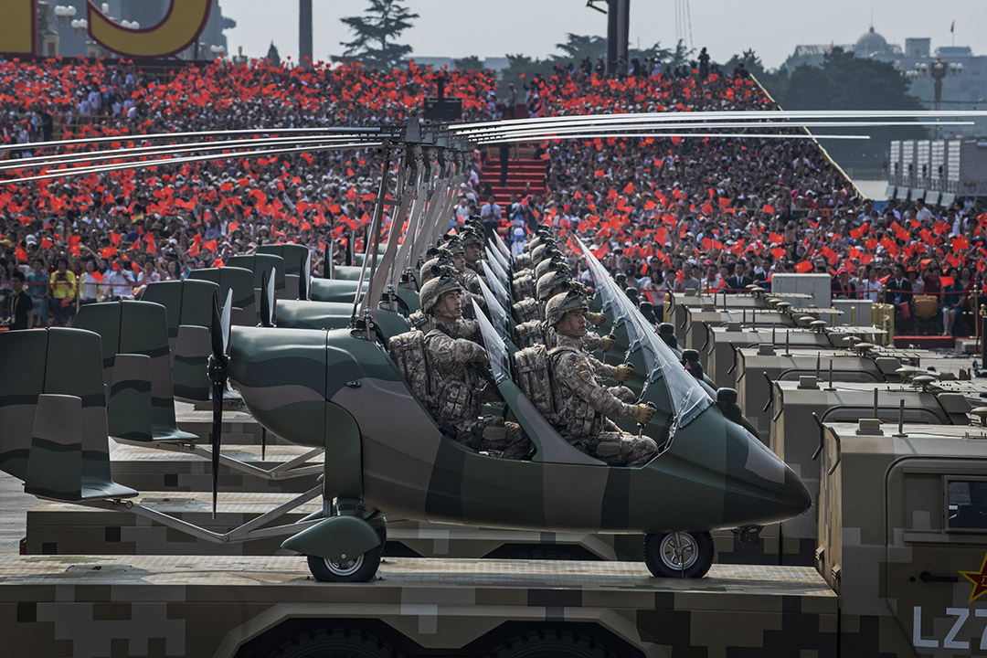 2019年10月1日中國北京天安門廣場，中國士兵坐在小直升機上，慶祝1949年中華人民共和國成立70週年。 