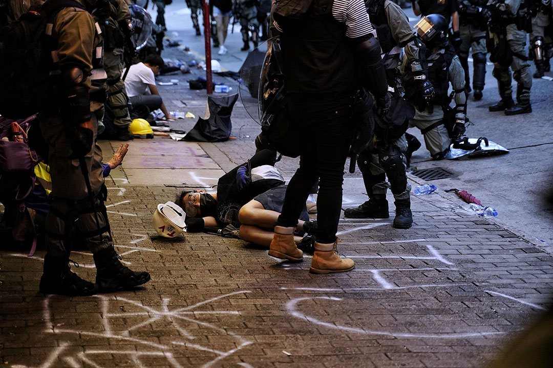 2019年10月6日，晚上7點左右，港島，被防暴警察拘捕的示威者。