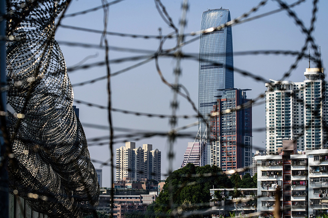 香港和深圳的边界，背景中看到的是深圳市。