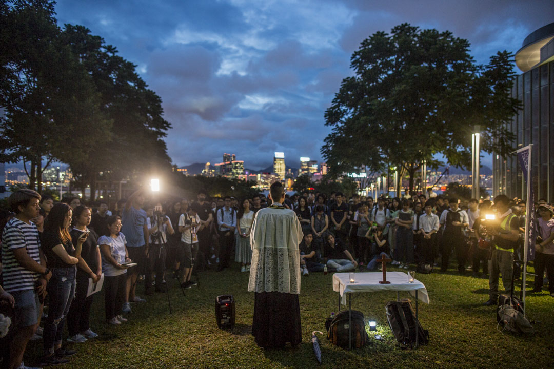 2019年6月17日，有学生及宗教团体在添马公园举行追思会，堕楼身亡的反修订《逃犯条例》示威者。