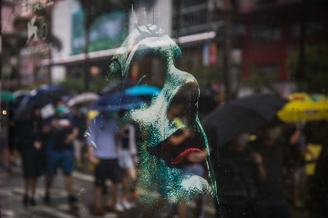 2019年10月6日，下午三點左右，港島，大雨中抗議緊急法和禁蒙面法的示威者。