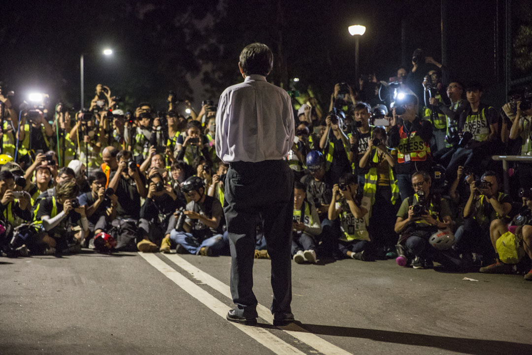 2019年11月12日，香港中文大學校長段崇智與警方談判後見學生及傳媒。