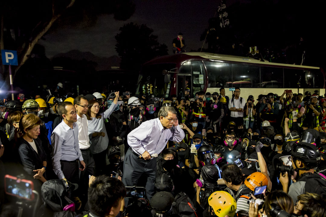 2019年11月12日，中大校长段崇智与警方谈判后，与一众学生及示威者交代双方让步方案。摄：林振东/端传媒