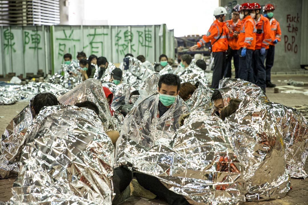 2019年11月19日早上，救護員協助理大留守者登記，包上保暖毯再送院。