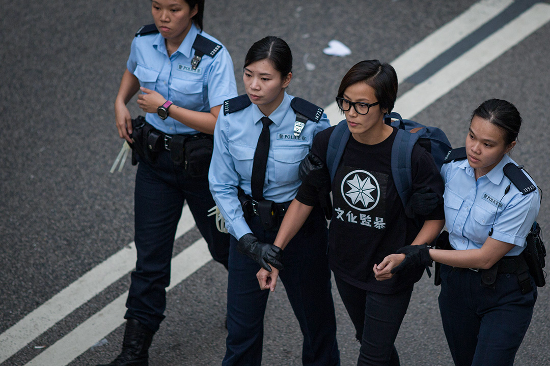 2014年12月11日，香港金鐘政府總部附近，警察拘捕何韻詩。