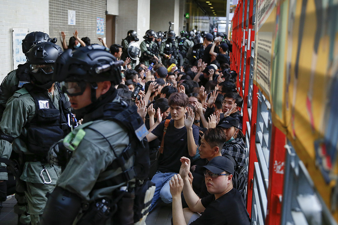 2019年11月2日，警察在湾仔修顿球场附近拘捕大批示威者。