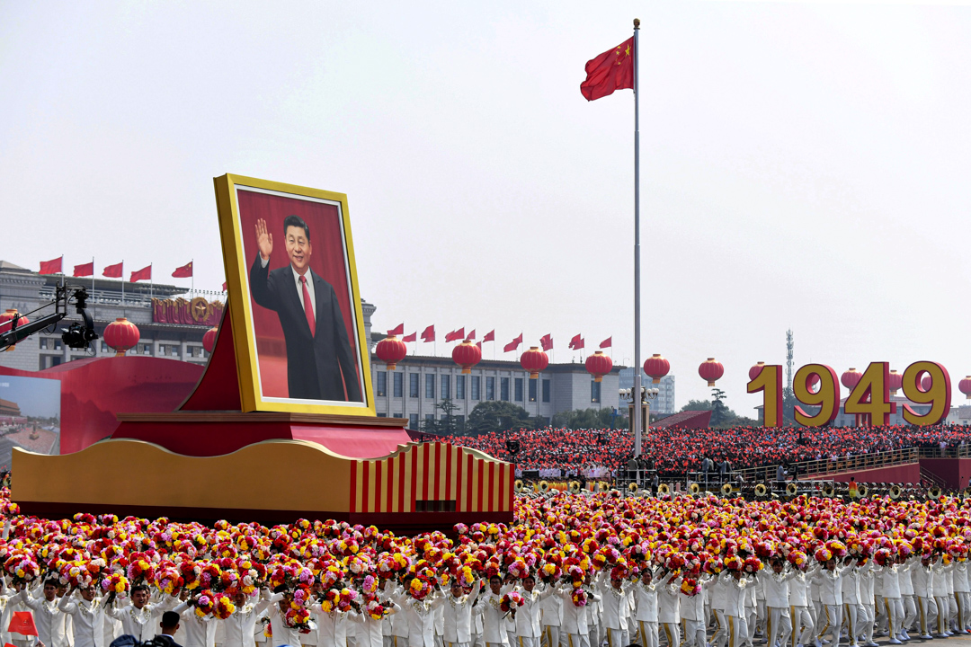 2019年10月1日，中国国庆庆典期间展现习近平的巨型画像。