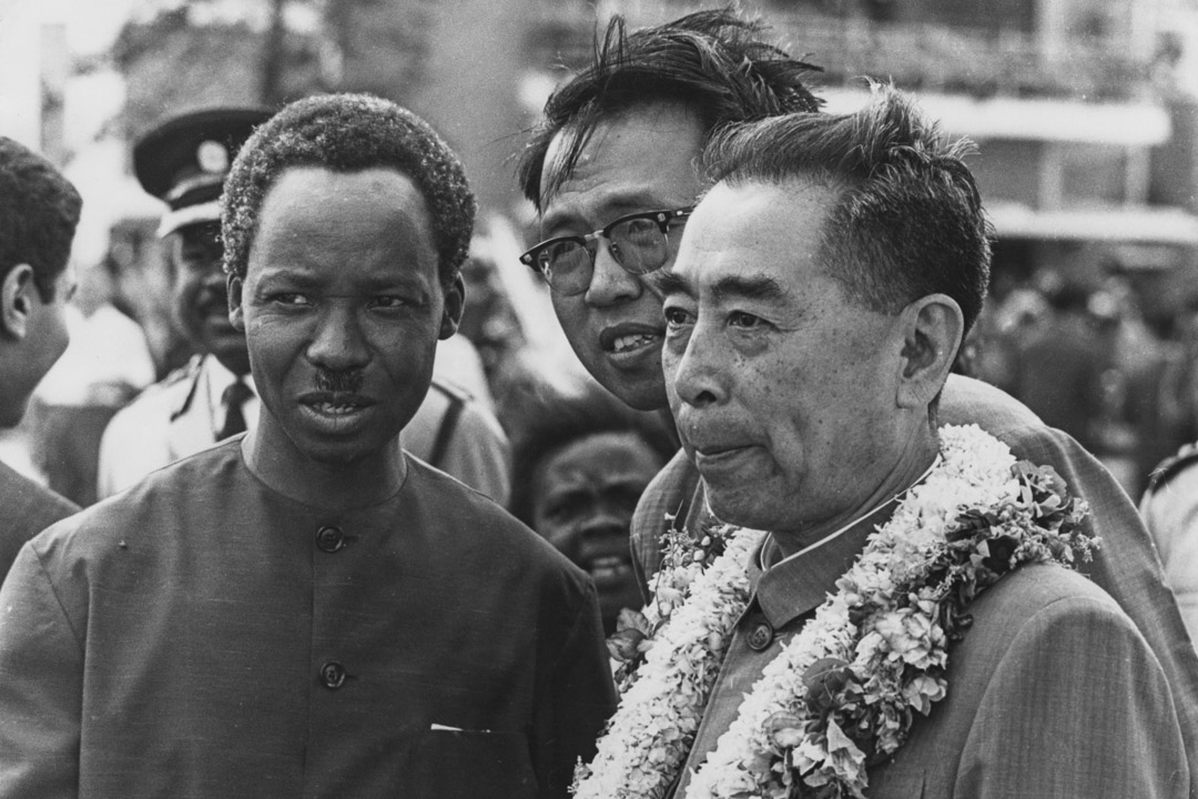 1965年，坦桑尼亚总统尼雷尔（Julius Kambarage Nyerere）迎接中国国家总理周恩来的到访。