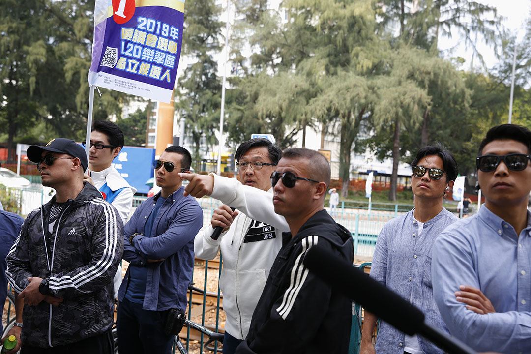 2019年11月24日區議會投票日，參選屯門樂翠選區何君堯候選人，身邊有保安護衛。