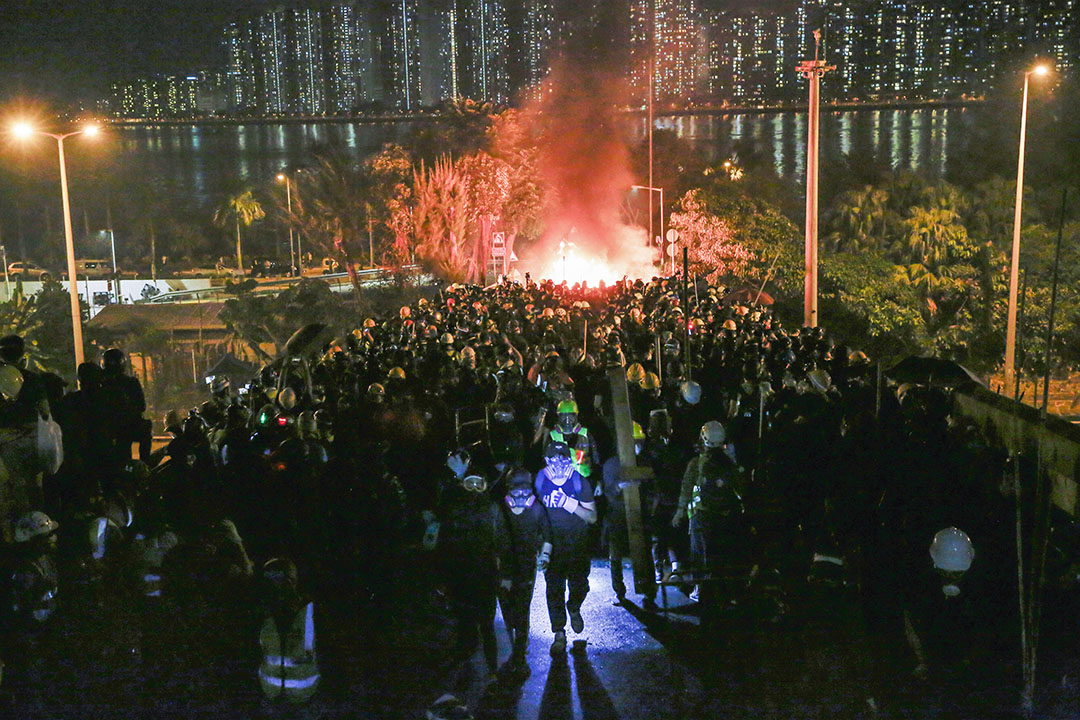 2019年11月12日，警方进入香港中文大学，与示威者对峙。摄：林振东/端传媒