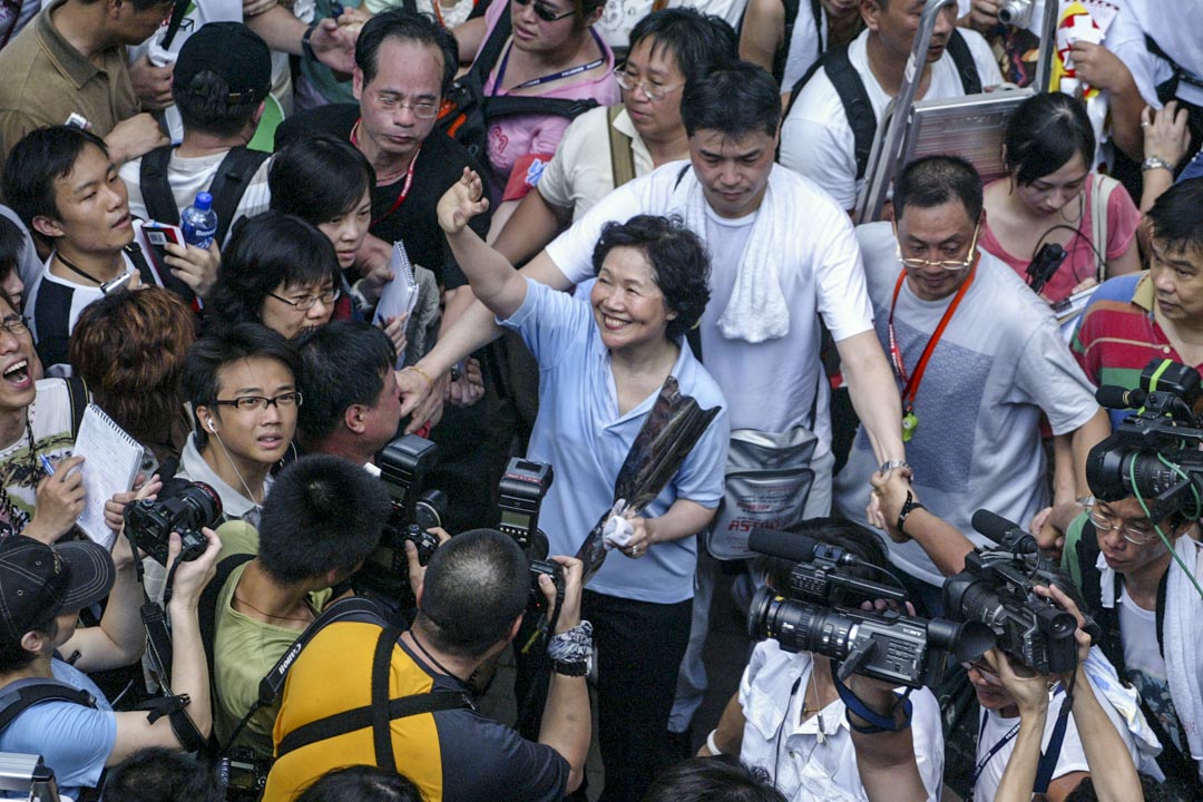 2006年7月1日，陈方安生首次高调参加七一游行，表达支持香港实行普选诉求。