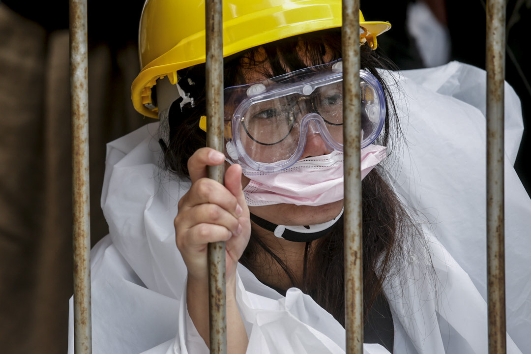 2019年6月12日，大批香港市民占领金钟立法会和政府总部附近的街道，一位女示威者在现场。