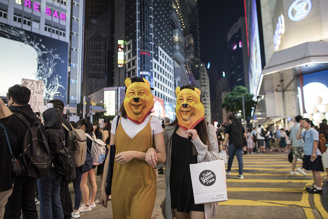 2019年10月19日，市民发起蒙面人链活动，有市民戴上小熊维尼的脸具走过铜锣湾。