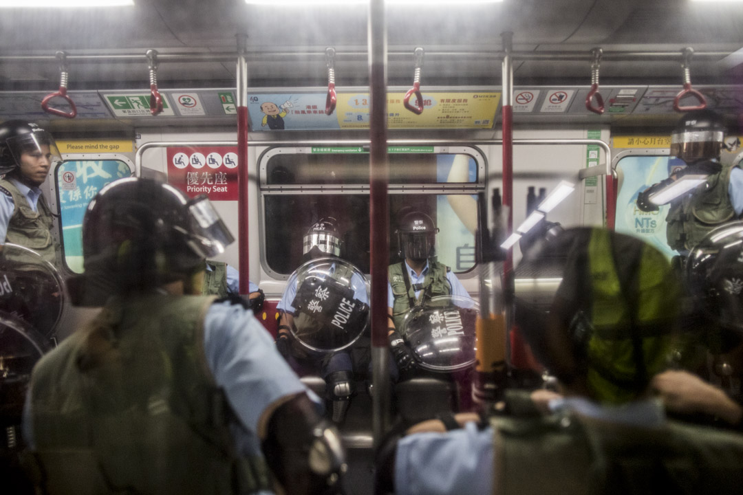 2019年8月31日，警察乘搭一列港鐵在旺角站準備開駛。