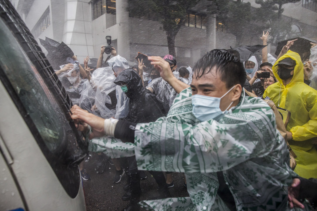 2019年7月31日，三号台风下，东区法院外聚集数百名市民声援被控暴动罪提堂人士。