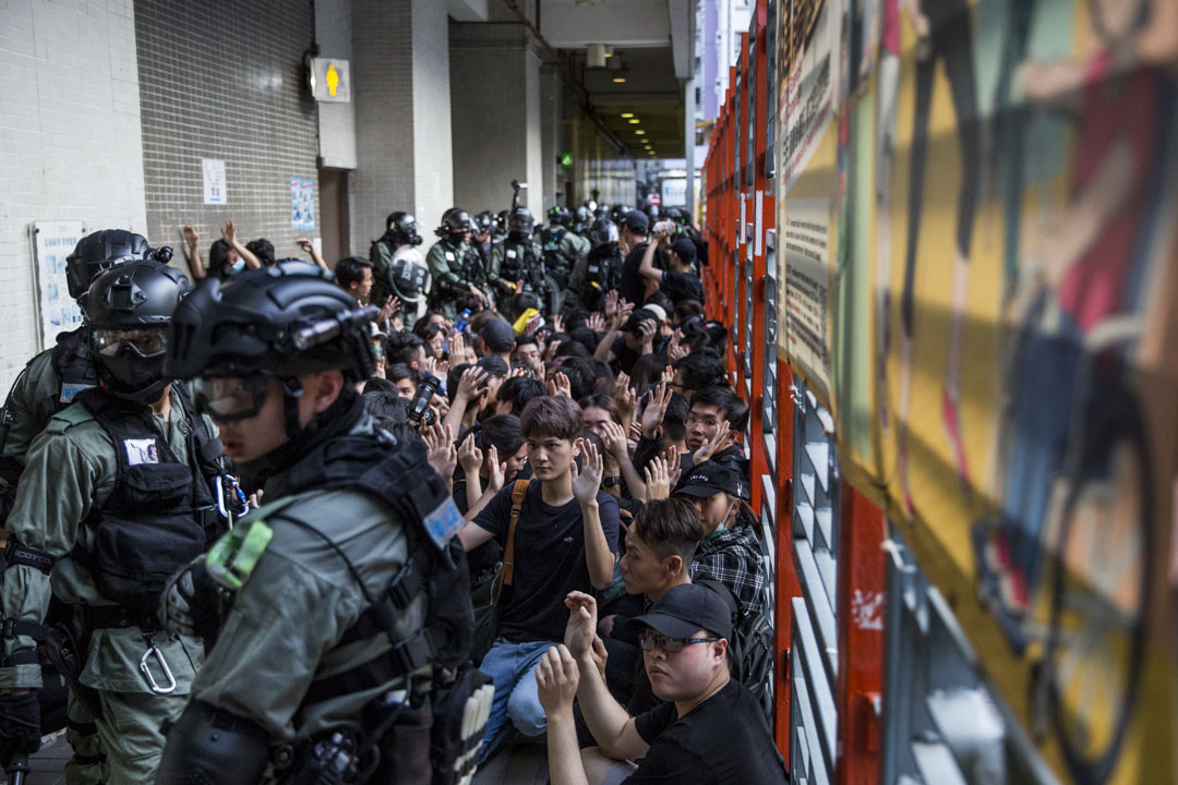 2019年11月2日，防暴警察於灣仔修頓球場外制服多人，要求被制服人士高舉雙手跪地。