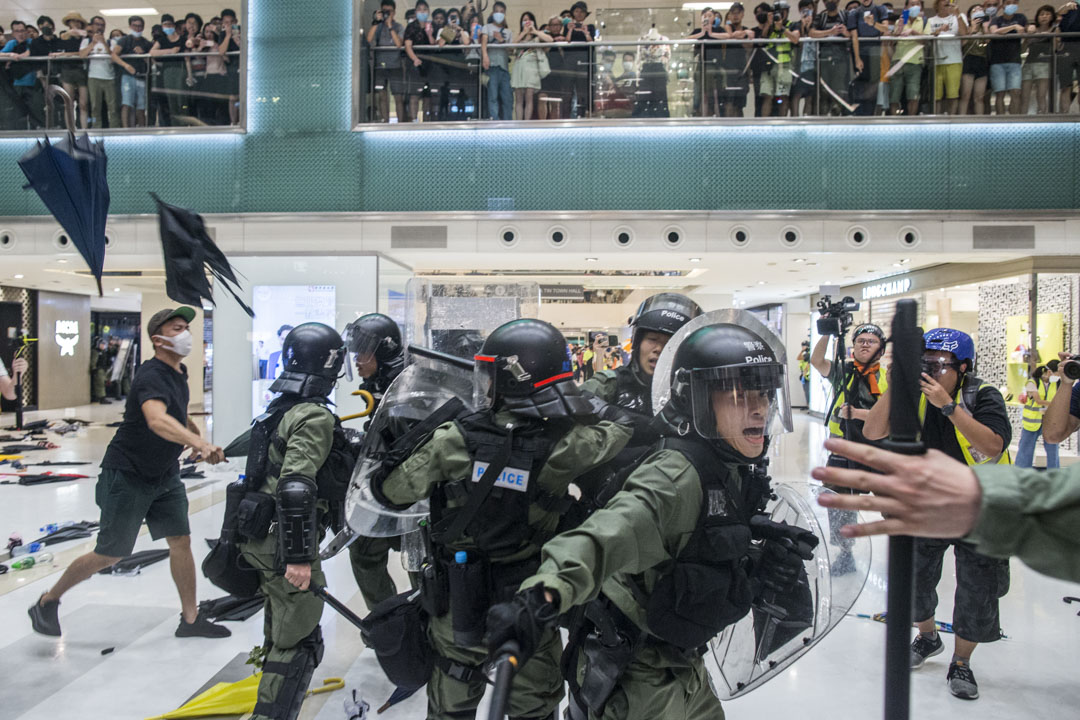 2019年7月14日，大批警员进入商场与示威者在新城市广场短兵相接，双方发生流血冲突。