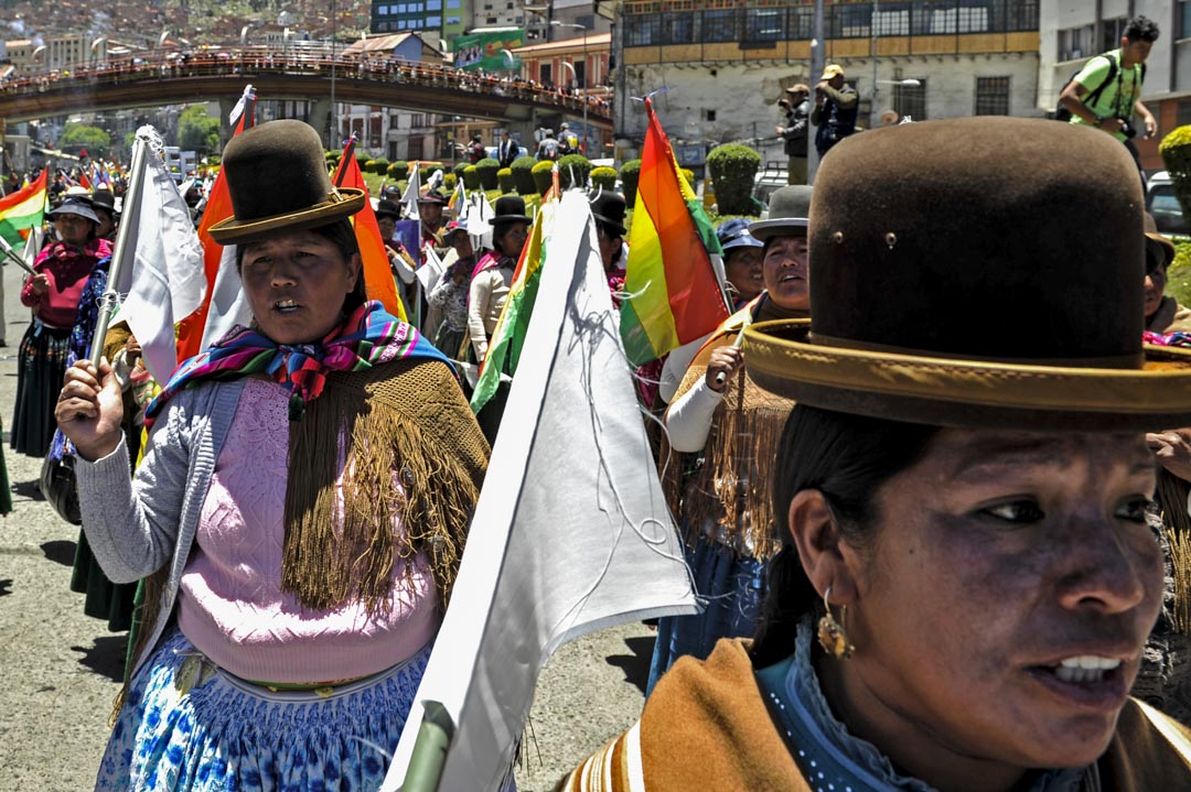 2019年10月23日，玻利维亚，总统莫拉莱斯 (Evo Morales) 的支持者在游行支持法院对于莫拉莱斯在总统选举的胜利有效的判决。此前反对派认为选举存在舞弊行为，发起罢工抗议其连任。最终，莫拉莱斯在11月辞职。