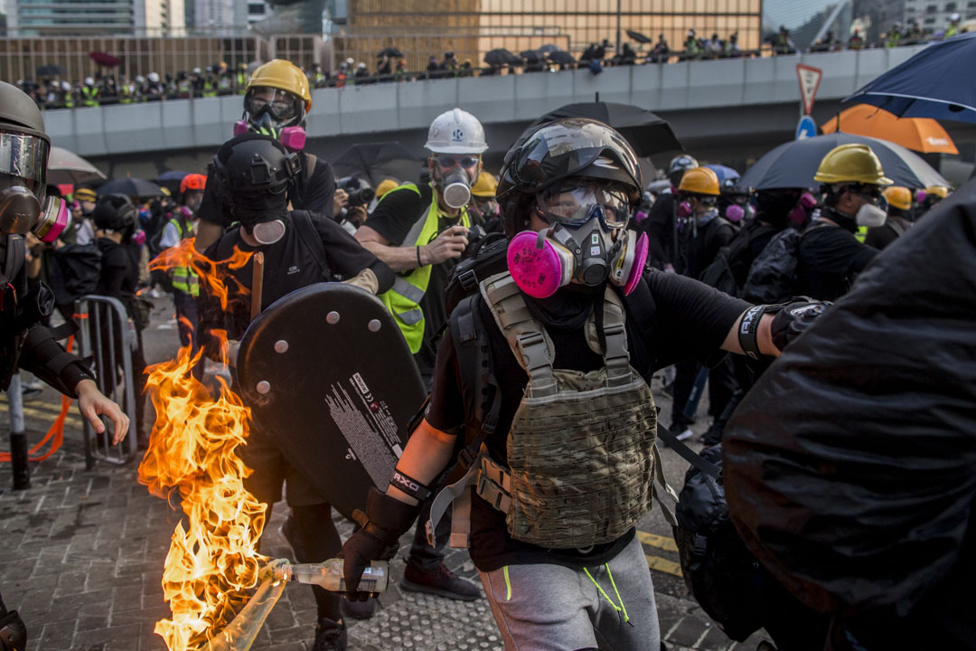 2019年9月15日，示威者向警方及政府总部方向投掷多枚汽油弹，双方在政府总部西翼位置爆发激烈冲突。