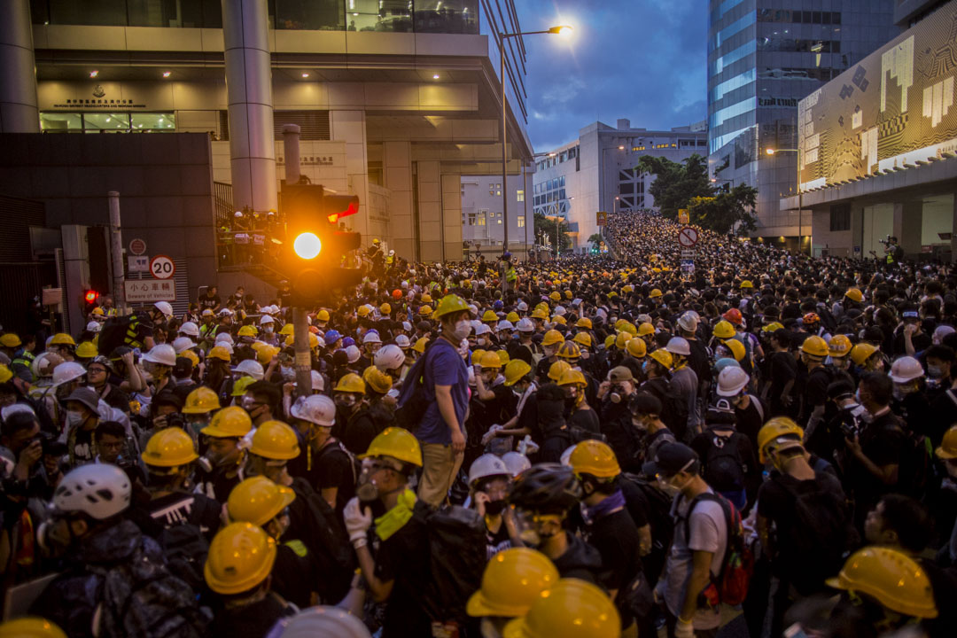 2019年6月21日，示威者包围湾仔警察总部。