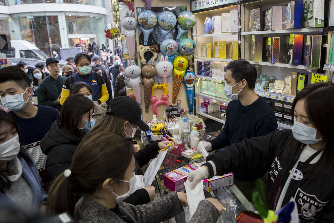 2020年1月28日，荃湾一间药房向市民派口罩，每天名额100个，每份有三个口罩，吸引大量市民排队领取。