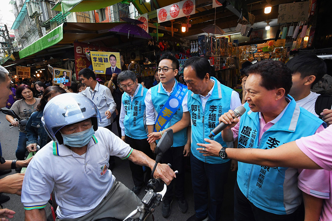 2019年11月9日，台湾民众党主席、台北市长柯文哲（前右4）、鸿海创 办人郭台铭（前右2）陪同无党籍立委参选人李缙颖 （前右3）到土城学府市场扫街拜票，争取民众支持。