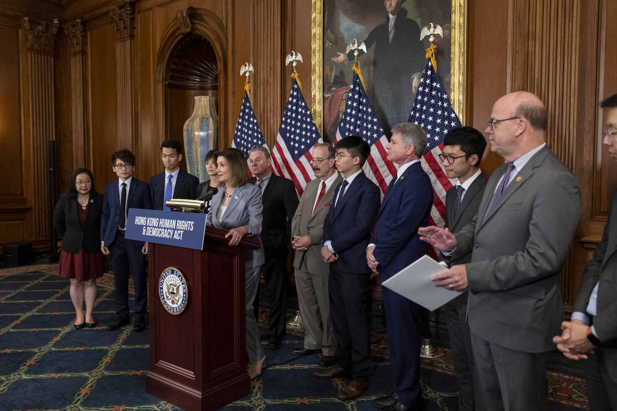 美国众议院议长佩洛西（Nancy Pelosi）9月在华盛顿召开《香港人权与民主法案》发布会，杨锦霞、敖卓轩、朱牧民、黄之锋、罗冠聪等人在场。