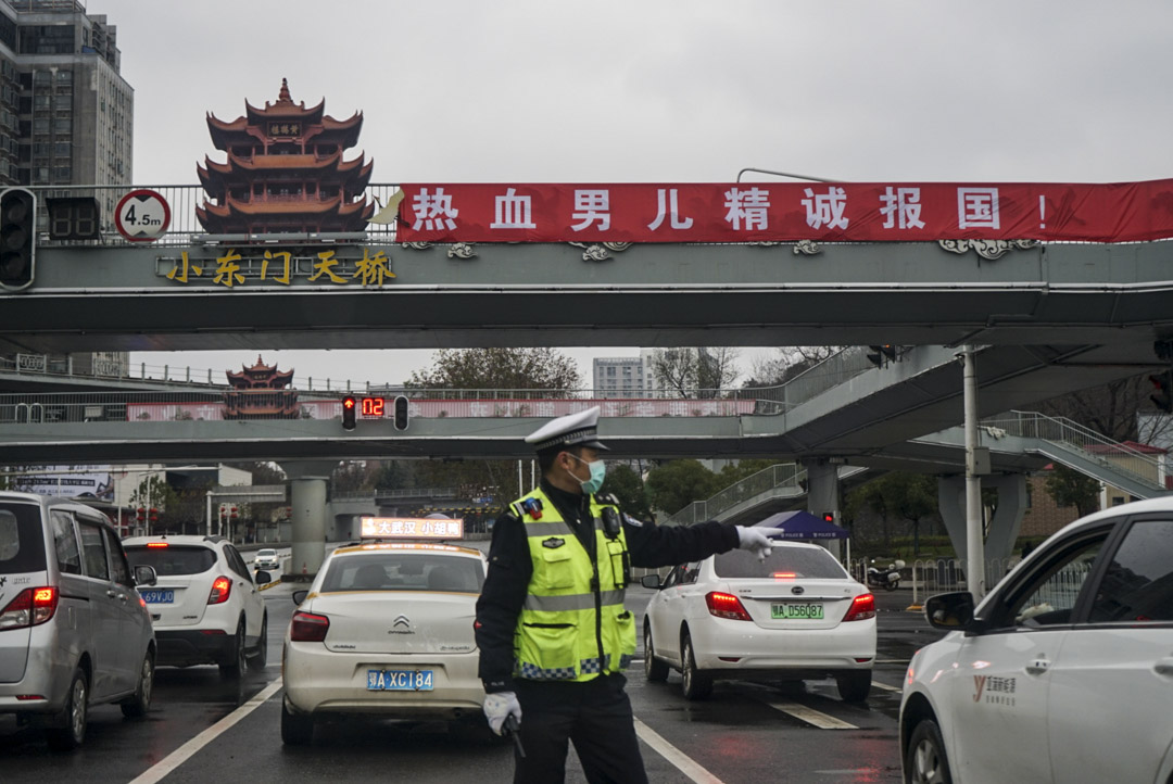 2020年1月26日，武汉市中心城区“禁行”首日，交警拦下私家车辆，叮嘱，“不要再上路”。