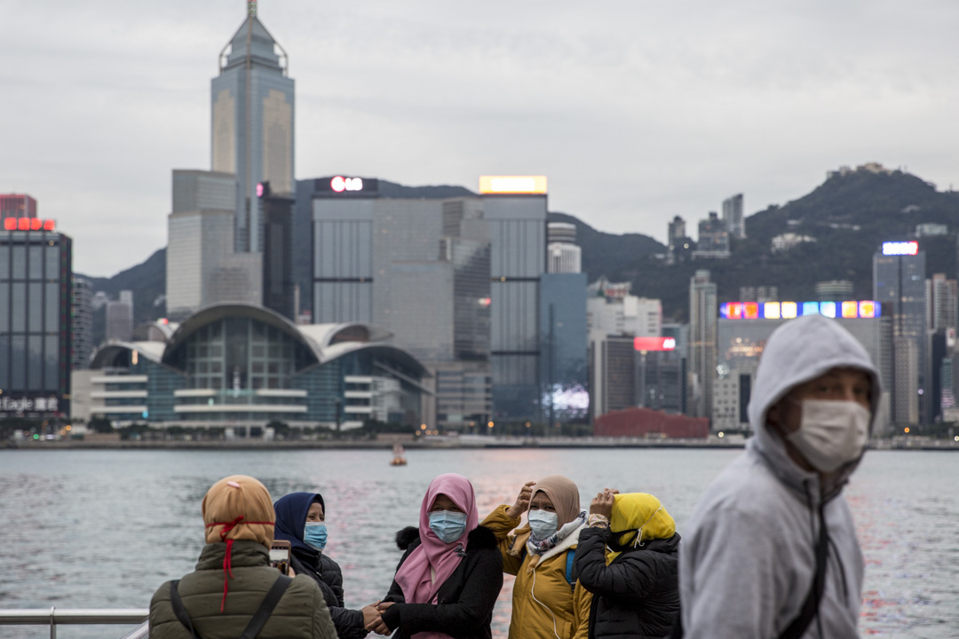 2020年1月27日，尖沙咀海旁，頭戴頭巾的外籍女士都戴上口罩拍照。