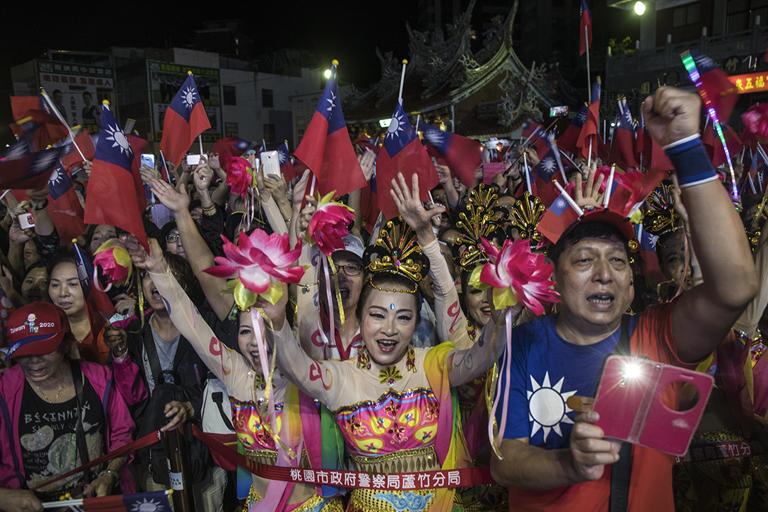 2019年11月1日，總統候選人韓國瑜在桃園一間宮廟前造勢，韓國瑜參拜上台演講，台下的支持者歡呼。